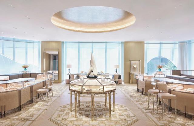 画像: ２階の天井には「金沢縁付金箔製造」による円形の装飾が。クラフトマンシップへの敬意が込められている。 COURTESY OF TIFFANY & CO.