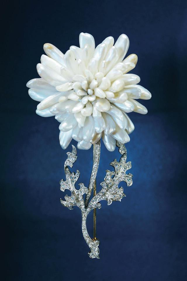 画像: 店舗のオープン時に展示されていた、20世紀初頭に制作された淡水パールの「菊の花のブローチ」。