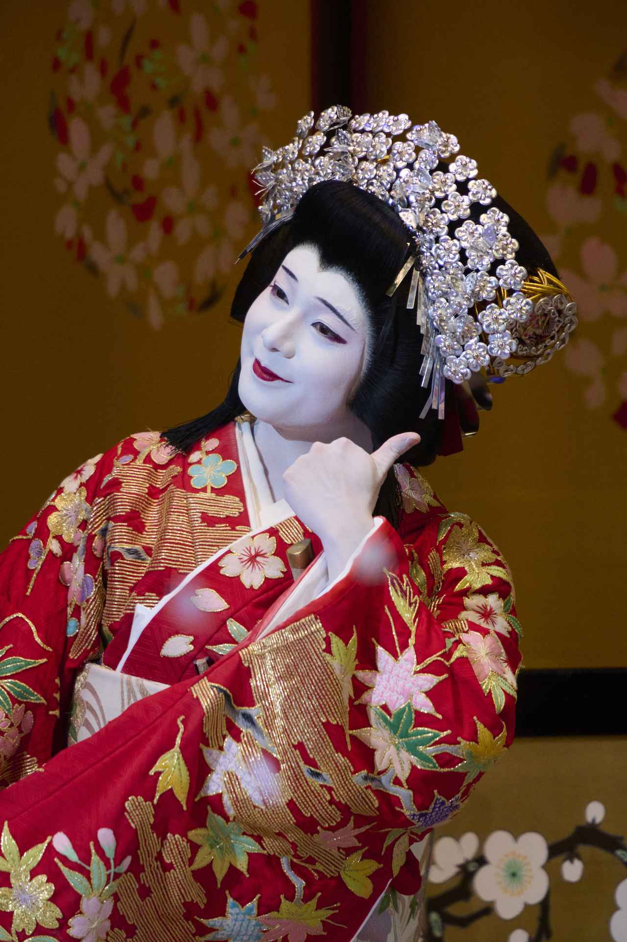 三谷かぶきで拓く笑いの新境地 中村莟玉、舞台に花ひらく 令和を駆ける