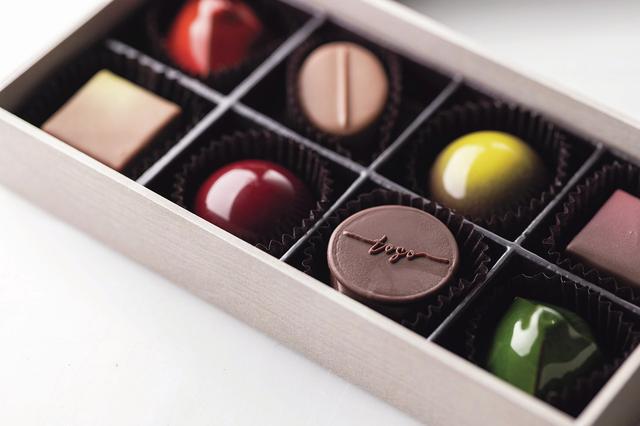 画像: 「TOGO MATSUDA」の「ボンボンショコラボックス togo」￥5,400。右下のグリーンはタヒチ産バニラとトンカ豆を使ったガナッシュで、アプリコットやアマレットの香りが印象的。その左はピエモンテ産ヘーゼルナッツとしょうがのエッセンスを加えたプラリネ。ゲランドの塩がアクセントに。 PHOTOGRAPH BY SHUSAKU NAGAHAMA