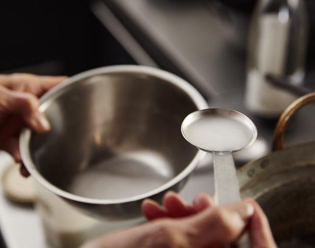 画像: ４片栗粉を水大さじ3〜4（材料外）で溶く。２のだしを沸かし、水溶き片栗粉を少しずつ加え、さらっとしたおだしに仕上げる。