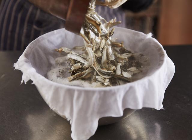 画像: １煮干しのだしを作っておく。いりこははらわたを除く。水4カップに煮干し20尾以上を一晩漬けておく（暑い時期は冷蔵庫に入れる）。使う前に、さらしをざるの上に広げて煮干しを漉す。時間がない場合は、鍋に煮干しと水を入れ、中火にかけ、沸騰したら弱火にして15分ほど火にかけ、同様に濾す。