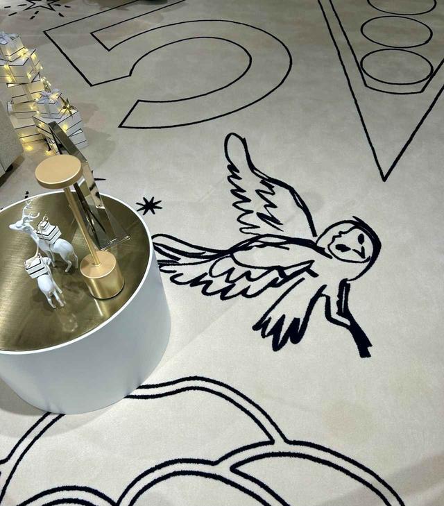 画像: 会場に敷き詰められたカーペットにも、フクロウのほか、シャネルを語るときに外せないさまざまなモチーフが散りばめられている PHOTOGRAPH BY T JAPAN