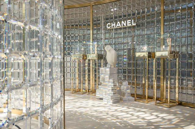 画像: 入口で出迎えてくれるのは、幸運を象徴するといわれるフクロウ COURTESY OF CHANEL