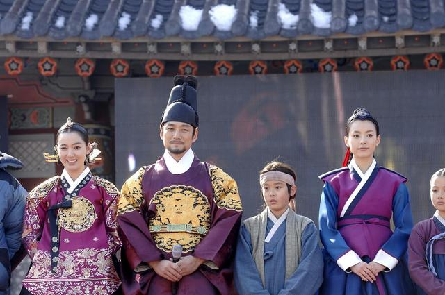 画像: 主演のハン・ヒョジュ（右）、第19代王・粛宗役のチ・ジニ（中）、イ・ソヨン（左）。©2010 MBC