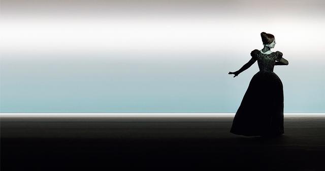 画像: 日本での上演サポートも、ダンス リフレクションズの審美眼と適時性を実感させる。東京芸術劇場のパフォーミングアーツフェスティバル『秋の隕石 2025東京』のサポート公演のひとつ『Mary Said What She Said』は、アメリカの実験演劇の巨匠ロバート・ウィルソンとフランスの名優イザベル・ユペールがタッグを組み、奇跡のような時空を現出させた。 ©LUCIE JANSCH