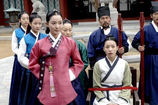 画像: トンイ役のハン・ヒョジュ（右）とチャン尚宮役のイ・ソヨン（左）。©2010 MBC