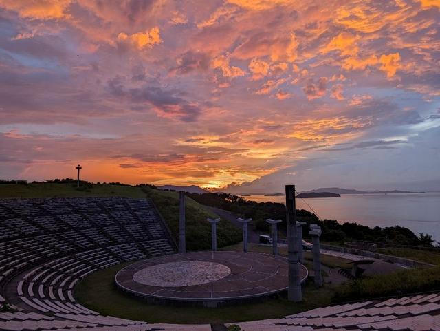 画像: 向かいの山々へ太陽が沈む頃、「さぬき市野外音楽広場（テアトロン）」へ向かう COURTESY OF THEATRON