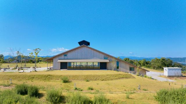 画像: ベーハー屋根が特徴の木造平屋建築 COURTESY OF TOKI NO NAYA