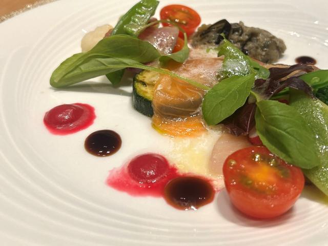 画像: 前菜は讃岐オリーブハマチやスモークサーモンのカルパッチョを、瑞々しい季節野菜が彩りを添えて PHOTOGRAPH BY MAKOTO NAKAGAWA