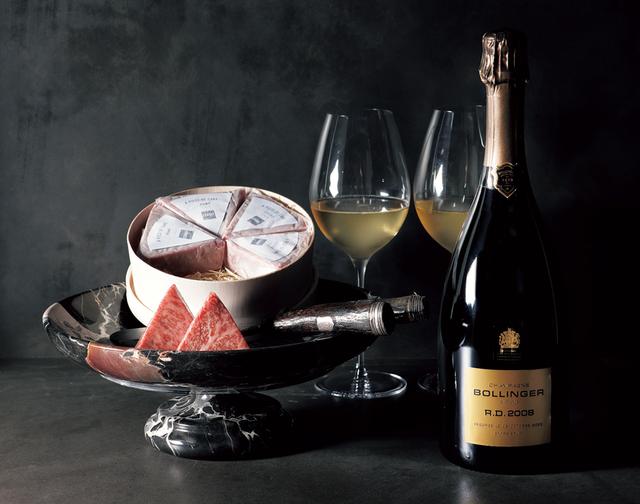 画像: 「2008 ボランジェ R.D.」¥68,200(木箱入り・750㎖)/WINE TO STYLE 「A Piece of Cake」¥7,560/TOKYO COWBOY