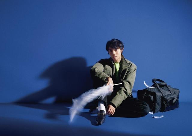 画像: 30歳を迎えて、さらに大人の魅力を放つ羽生。GGパターンが躍るコットンブルゾンをラフにまとう姿もクール。ブレスレットやビットローファーの金具など、煌めきを加えることでよりラグジュアリーかつスタイリッシュにまとめることができる。シックなボストンバッグを相棒に、次なる目的地を目指して迷わず進んでいく彼の姿を思う。 ブルゾン￥368,500・シャツ￥313,500・パンツ￥159,500・ソックス￥27,500・靴￥152,900・ブレスレット￥693,000・バッグ￥412,500（すべて予定価格）／グッチ