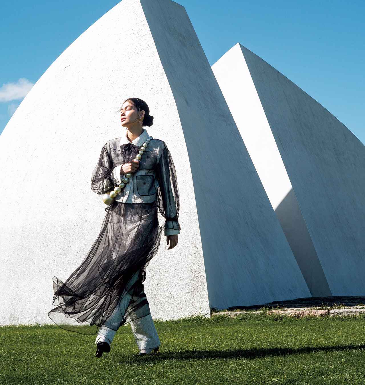 画像 : 1番目の画像 - 「シャネル、ジバンシィほか
包む・添う・形作る
新しい輪郭が生まれる」のアルバム - T JAPAN:The New York Times Style Magazine 公式サイト