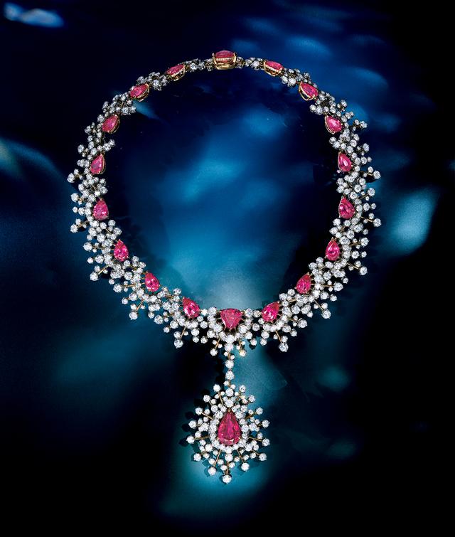 画像: 自然から得るイメージを大切にしたティファニーのデザイナー、ジャン・シュランバージェ。彼が考案した金色に輝く太陽の光を模したブローチをもとに、ネックレスの環にもダイヤモンドやレッドスピネルをふんだんに配して、降り注ぐ太陽の光を表現した傑作。「レイ オブ ライト ネックレス」〈プラチナ、YG、レッドスピネル、ピンクスピネル、ダイヤモンド〉￥470,910,000（参考価格）／ティファニー ティファニー・アンド・カンパニー・ジャパン・インク TEL.0120-488-712