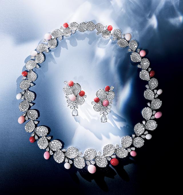 画像: 可憐なバラの花弁が揺れる様子を、ダイヤモンドとコンクパールで華やかに表現したコレクション。コンクパールは奇跡の実といわれ、カリブ海やメキシコ湾一帯に生息するピンク貝からのみ採れる稀少な天然真珠。時にその表面に炎のような模様も見られ、秘めた情熱をも映し出す。「レ ペタル」〈コンクパール、ダイヤモンド、K18WG〉￥148,500,000（ネックレスとピアスのセット価格）／ミキモト ミキモト カスタマーズ・サービスセンター TEL.0120-86825