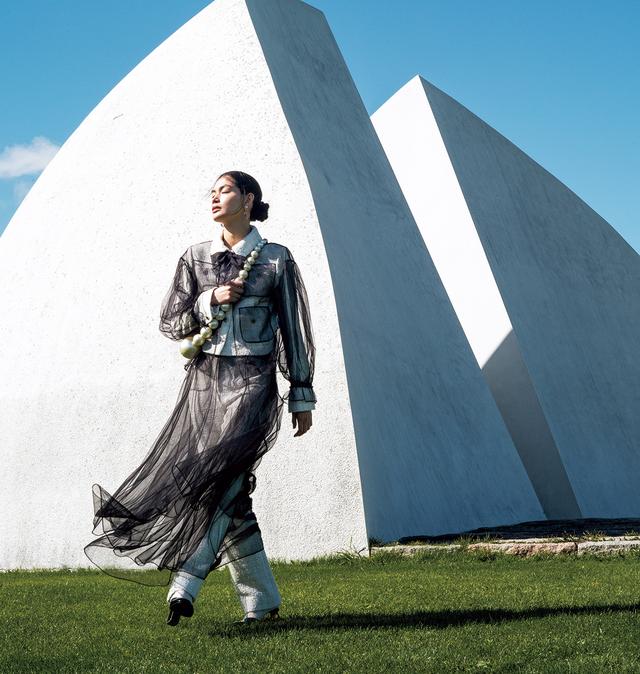 画像: ジャケット￥1,351,900・パンツ￥825,000・ブラウス￥789,800・スカート￥456,500・バッグ￥4,565,000・靴￥465,300・イヤリング（参考商品）／シャネル