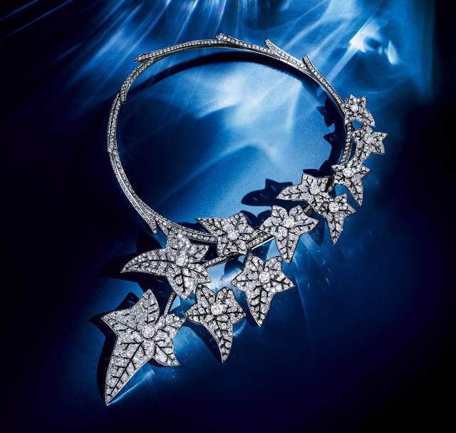 画像: ブシュロンの創業者が魅入られたのはパリのアーケードに自生するアイビーのいきいきとした姿。匠の技の透かし彫りで表された葉脈も美しいそれぞれの葉は、伝統的なトレンブラン技法により繊細に揺れて輝く。西洋では永遠の愛、友情、誠実、繁栄のシンボルといわれるアイビーを、極上のダイヤモンドと卓越した技でポエティックに表現した逸品。「リエール ドゥ パリ ネックレス」〈WG、ダイヤモンド〉￥120,780,000（予定価格）／ブシュロン ブシュロン クライアントサービス TEL.0120-230-441