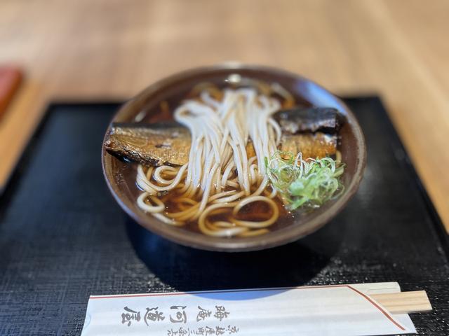 画像: 京都のそば屋では、にしんの上からそばをのせて提供されることが多い。「にしんそば」￥1,750