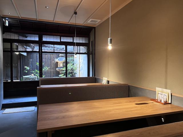 画像: 左官仕上げの土壁や奥庭、格子窓など、町家風情を残しつつ、モダンにまとめられた店内