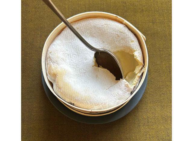 画像: ジュラ地方の季節限定のモンドールチーズ。濃厚さがかぼちゃに合う