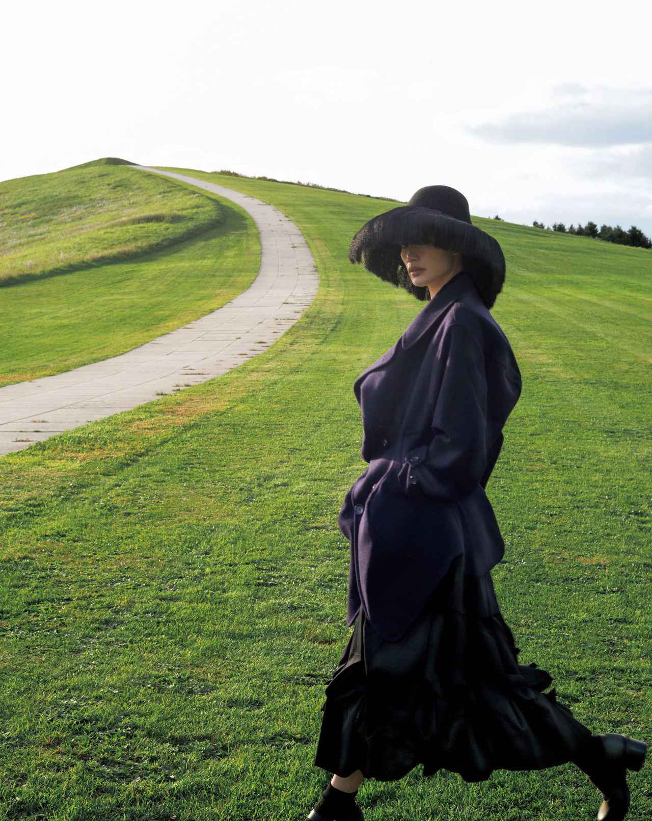 画像 : 6番目の画像 - 「シャネル、ジバンシィほか
包む・添う・形作る
新しい輪郭が生まれる」のアルバム - T JAPAN:The New York Times Style Magazine 公式サイト