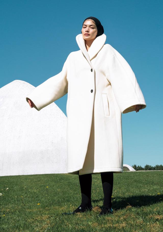 画像: コート￥922,900・タイツ￥136,400・靴￥280,500・帽子（参考商品）／ザ・ロウ