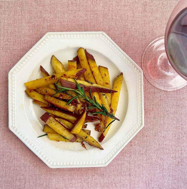 画像: 崩れないようにオリーブオイルで「焼く」イメージで、じっくり火を通す