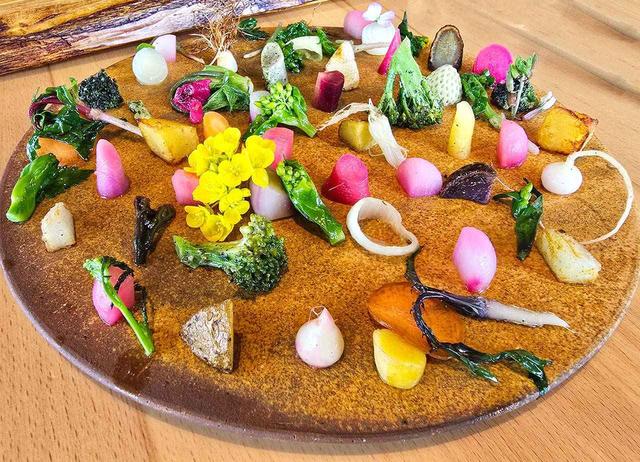 画像: 「風土」と名付けられた、50種類以上の野菜を使ったシグニチャーディッシュ