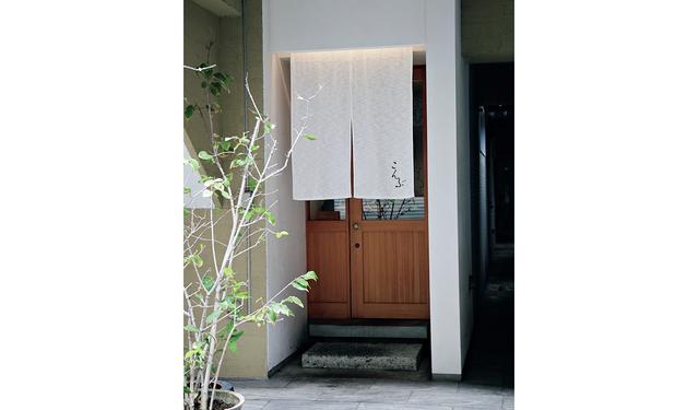 画像: 清々しい暖簾が洋風の扉に。