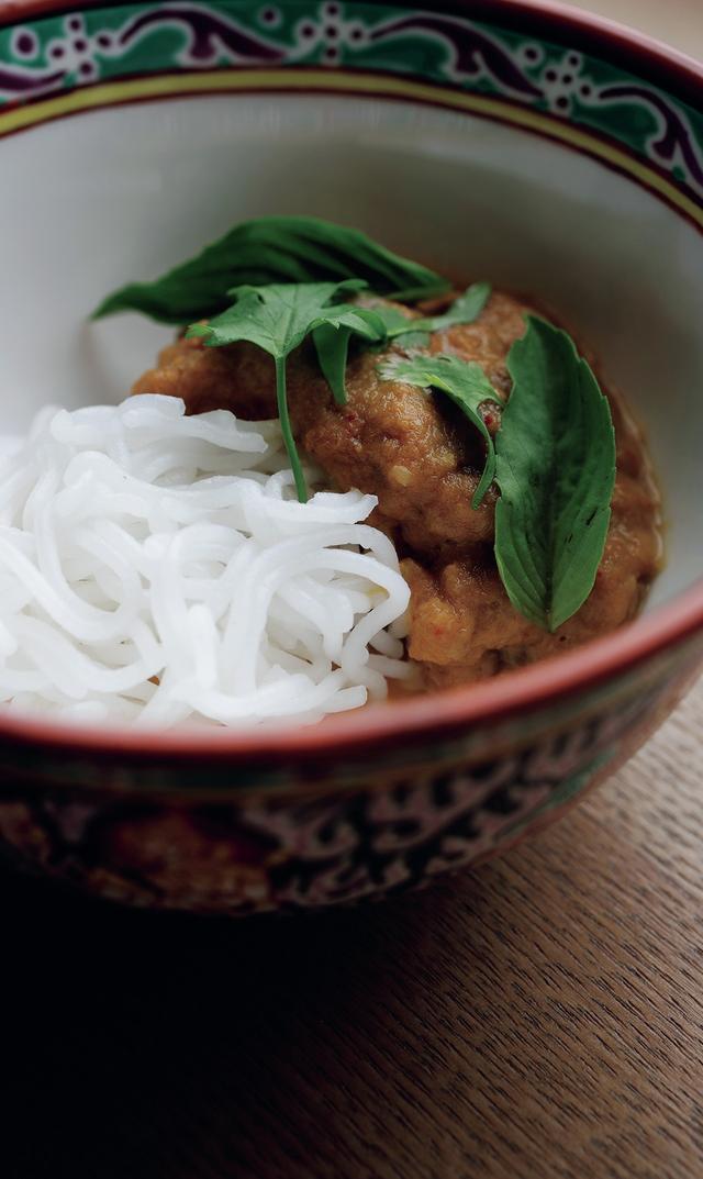 画像: 「カノムチンナムヤー」。もっちりとコシがある米麺と、焼きアジとガチャイ（ショウガ科のスパイス）のソース。