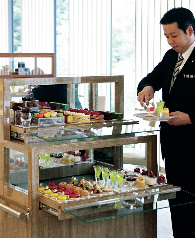 画像: 特注で製作したワゴンには全25〜30種類のデザートがずらり。全種完食した方もいるとか。