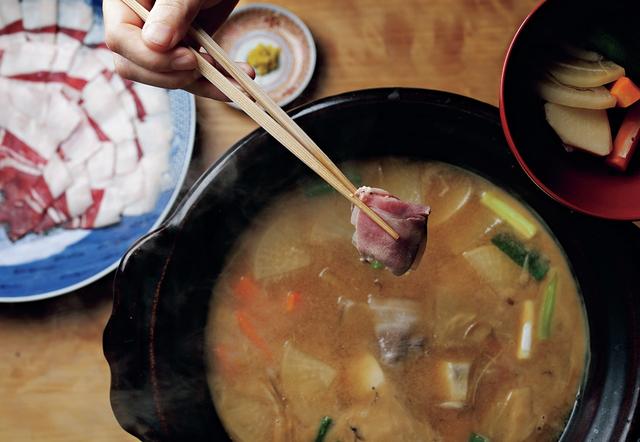 画像: 「猪の味噌鍋」。滋賀の雲井窯の土鍋と水コンロを使う。