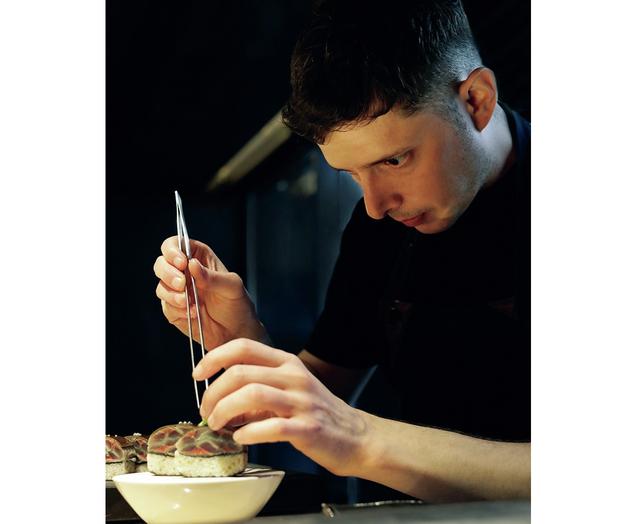 画像: ユーゴ・ペレ=ガリックス。2020年から銀座「エスキス」料理長、2024年「氣分」料理長。毎朝、豊洲市場へ通う。最も好きな食材は鱧(ハモ)。