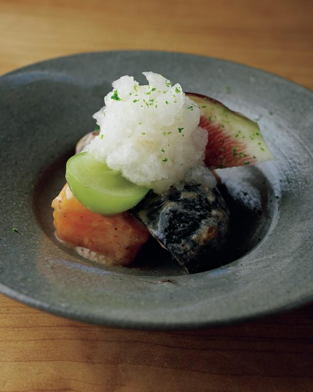 画像: 「秋の果物 和え物」。ぶどう、いちじく、柿にしいたけを合わせ、くるみの和え衣で。フルーツの酸味は口直しにもなるので、必ず使う。