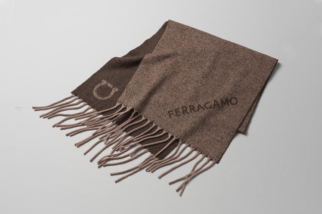 画像: ストール＜180cm×45cm＞￥75,900／フェラガモ