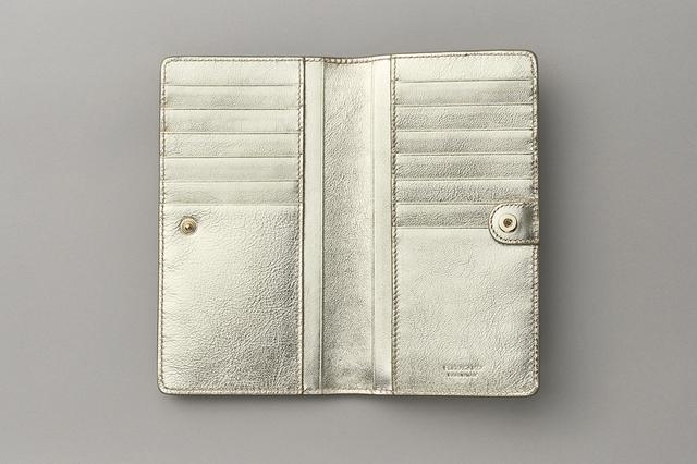 画像: 機能性も抜群! カードスリット12、ポケット4つ、背面のジップ付き大ポケット1