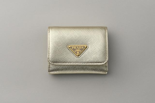 画像: 財布<W10×H8.5㎝>¥104,500/プラダ
