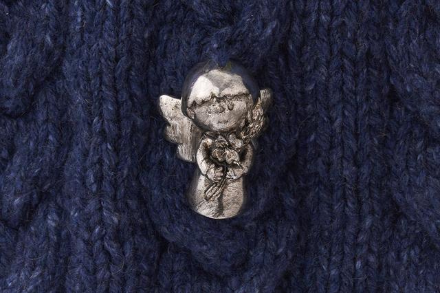 画像: 冒頭の写真のニットの編み目に住む天使はひとつひとつ手仕事で作られている。「ピリングス」のニットを編み上げる、全国にのべ120人いるニッターさんたちをイメージして作られた天使たちなのだそう