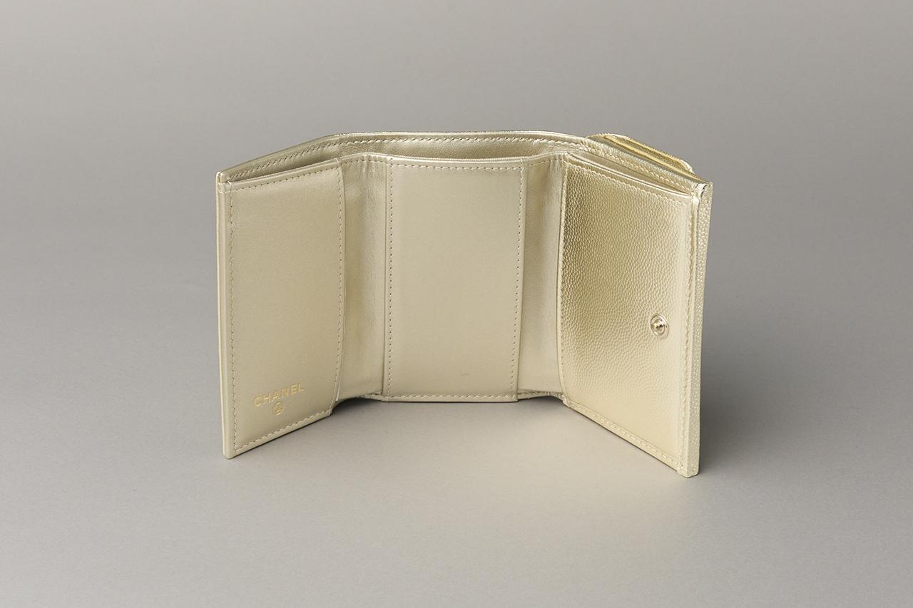 画像 : 2番目の画像 - 「濱美奈子監修・2026年の開運財布①
シャネル、プラダほか
ゴールド&シルバーの最強財布図鑑」のアルバム - T JAPAN:The New York Times Style Magazine 公式サイト