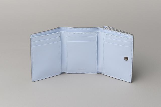 画像: 内側は爽やかなブルー、使うたびに気持ちもリフレッシュ。カードスリット6つ、お札入れ1つ