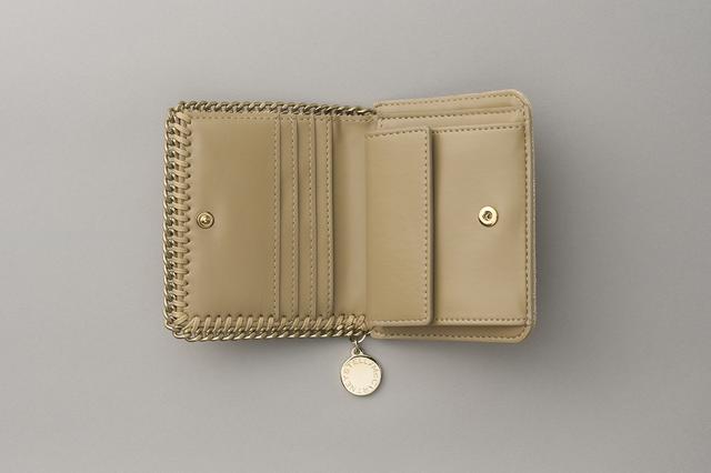 画像: カードスリット4つ、コインポケット1つ、お札入れ1つ