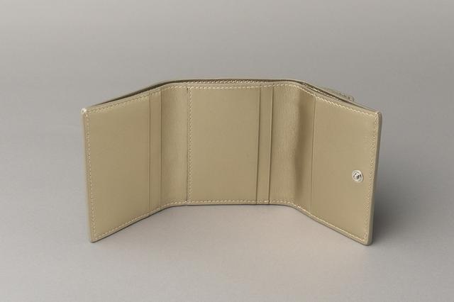 画像: カードポケット5つ、お札入れ、コインケース1つ