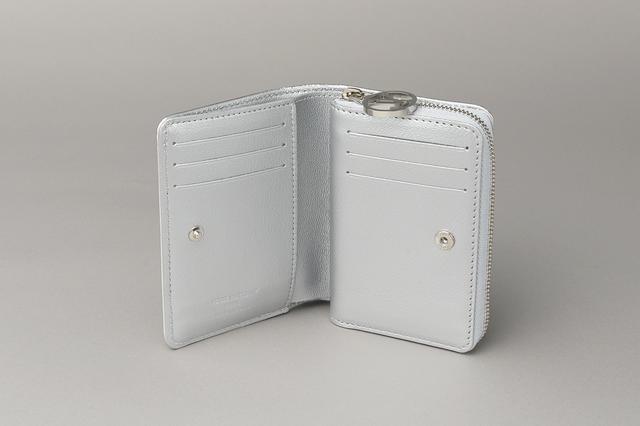 画像: カードスリット6つ、ポケット2つ、お札入れ1つ,ジップ付きコイン入れ