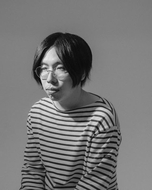 画像: 村上亮太(むらかみりょうた) 1988 年大阪府生まれ。上田安子服飾専門学校を卒業後 coconogacco を経て、2014 年に RYOTAMURAKAMI を設立。 2016 春夏コレクションより東京コレクションに参加。2020年、ブランド名をpillingsに改める。2022年に「東京ファッションアワード 2022」受賞。2023年末よりサザビーリーグのサポートを受け、デザイン活動を行う。2025年、LVMHプライズのセミファイナリスト選出。ニットスクール「アミット」も主宰し、手編み文化の継承と職人の育成にも力を注ぐ。 COURTTESY OF PILLINGS