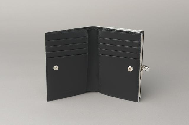 画像: 内側はクールなブラック。カード類が見やすいのも◎。カードスリット8つ、ポケット2つ、お札入れ1つ