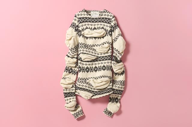 画像: ベースはシンプルなフェアアイル柄のニット。網目の間にシワを編んで仕上げていく。内側の一部が表出して一体となっている様子に、人間そのもののたたずまいを感じる。「シェイプは心の形というか、布と身体の距離感やたまり、シワやねじれ、そういうものがその人のアティチュードになっていくと思います」。ニット¥231,000/ピリングス