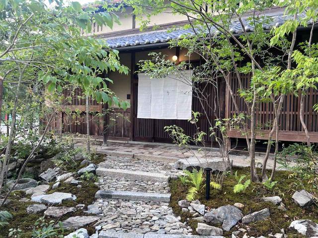 画像: 築150年の屋敷。美しいアプローチに期待が高まる