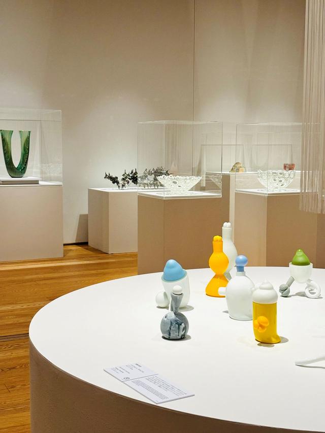 画像: 薬瓶からのつながりがあるガラス。富山市ガラス美術館も見応えがある。会館10周年記念「めぐりあう今を映す―日本の現代ガラス 1975-2025」を2026年1月25日（日）まで開催中