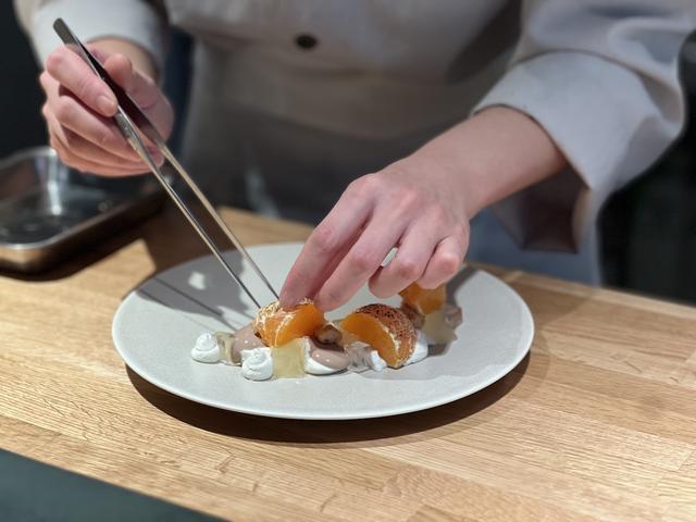 画像: カウンター9席のみ。デセールができあがるまでの行程を見るのも楽しい