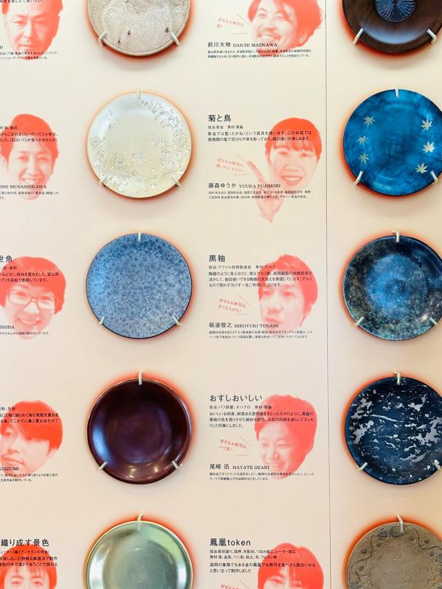 画像: 県内の工場や作家が制作した44種の工芸寿司皿「SUSHI PLATE」が、店内に展示されている